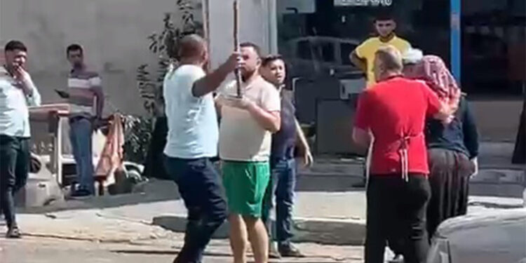 Adana'da trafikte sopalı kavga