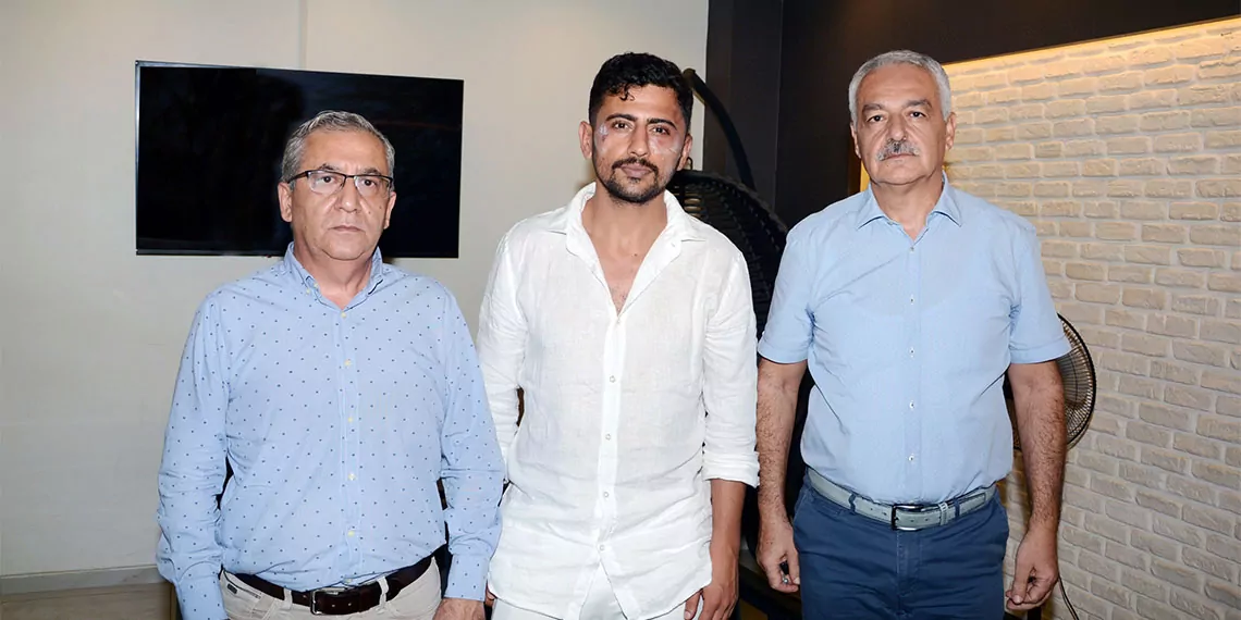 Adana’nın ceyhan ilçesinde spor salonu işleten komşusu b. Ç. , diş hekimi komşusu muhammet fatih erkılınç’ı, “sen benim husumetli olduğum kişinin diş tedavisini nasıl yaparsın” diyerek muşta ile darbetti.