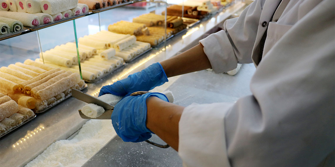 Türkiye'nin şekerleme ve lokum üretim merkezlerinden Afyonkarahisar'da kaymaklı, cevizli ve fındıklı başta olmak üzere 250'ye yakın lokum çeşidi üretiliyor.