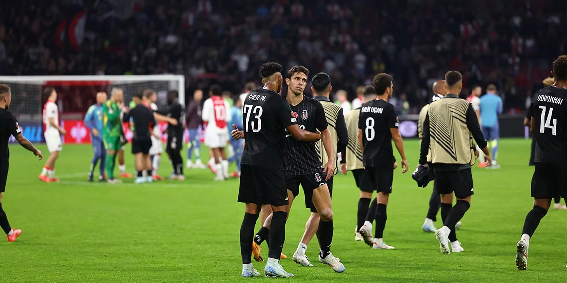 Beşiktaş teknik direktörü giovanni van bronckhorst, “bazı yanlış seçimlerimiz oldu. İstediklerimizi yapamadık. Üst üste goller yedik. Aslında 55’inci dakikada maç bitmişti. Ajax'a karşılık veremedik. Maç çok erken bitti. Bunu beklemiyordum” dedi.