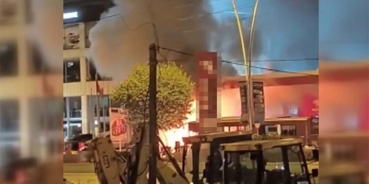 Ankara'da akaryakıt istasyonunda otomobil alev alev yandı