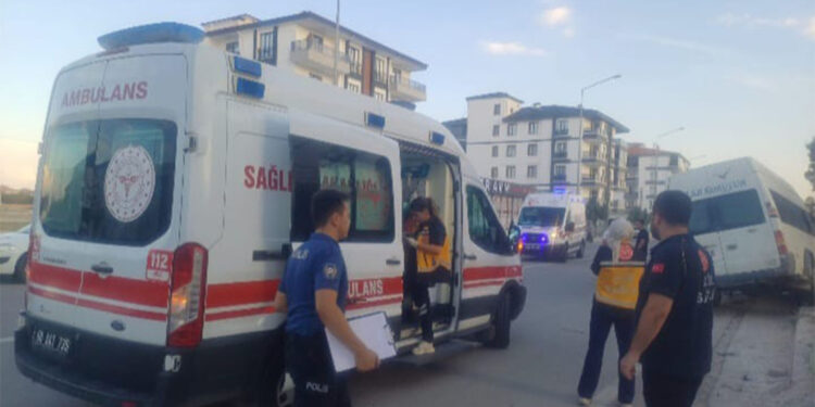 Aksaray'da tarım işçilerinin taşındığı servis minibüsü ile otomobil çarpıştı