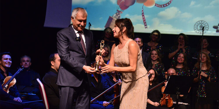 Altın Koza'da Demet Akbağ ile Uğur Polat'a 'Onur Ödülü' verildi