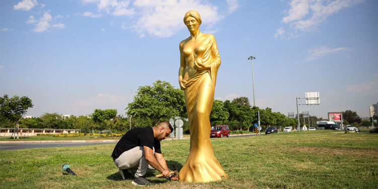 Venüs heykelleri caddeleri süslemeye başladı
