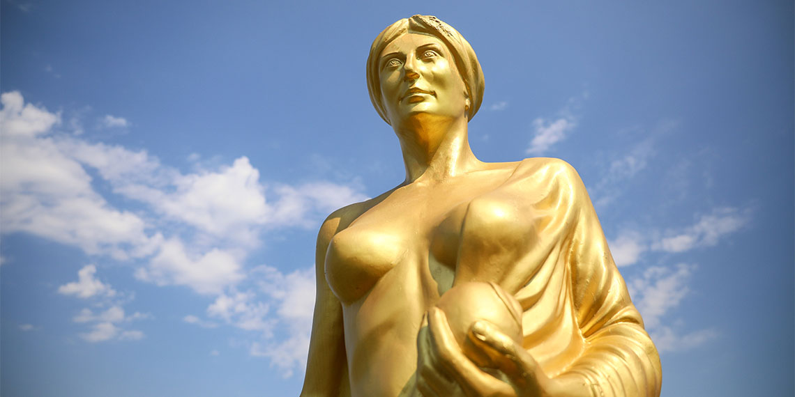 Antalya'da bu yıl 61'incisi düzenlenecek Altın Portakal Film Festivali'nin simgesi altın rengindeki Venüs heykelleri, bakımları yapılarak kentin cadde ve kavşaklarını süslemeye başladı.