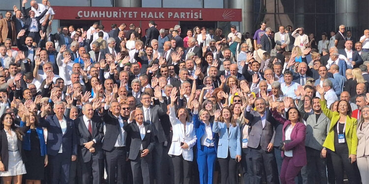 Özgür Özel, Kurultay delegeleri ile bir araya geldi