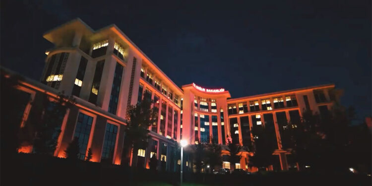 Sağlık Bakanlığı, 17 Eylül Dünya Hasta Güvenliği Günü'nde turuncuya büründü 