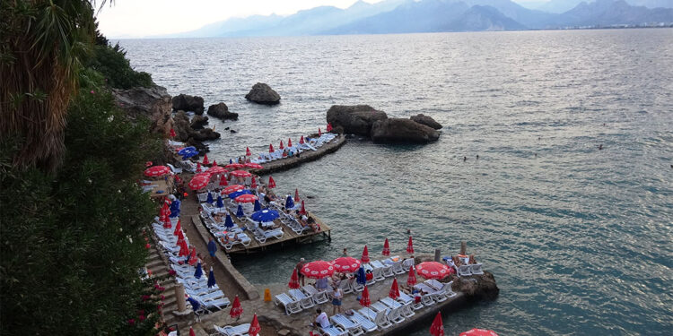 Denize atlamanın yasak olduğu bölgede kayalıktan düştü