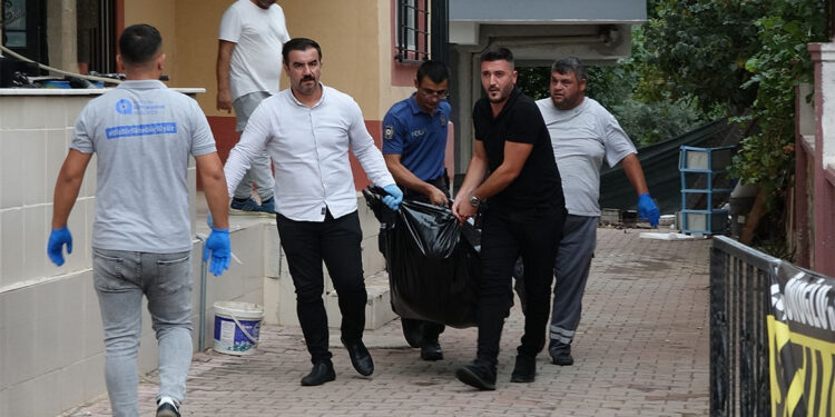 Antalya'da, Rusya'ya gidip gelen kadın kocasını ölü buldu