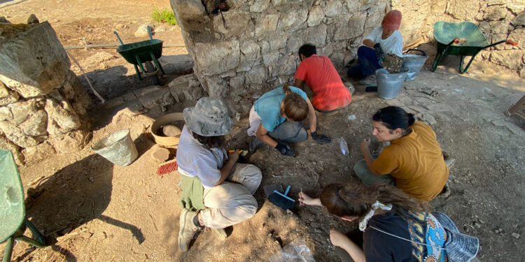 Arkeolojik kazılarda 'millefiori' levhalarına ulaşıldı