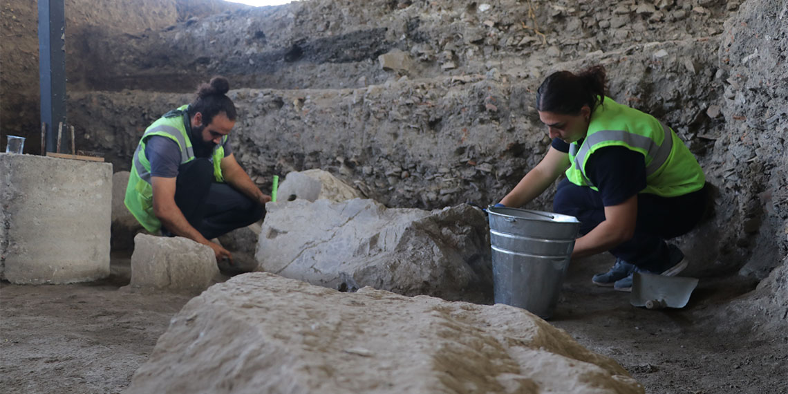 Ankara'nın Ulus semtinde yürütülen 'Antik Roma Tiyatrosu ve Arkeopark (Arkeoloji Parkı)' projesi kapsamındaki restorasyon ve kazı çalışmalarında, Osmanlı hamamı ve tabakhane gün yüzüne çıkarıldı.
