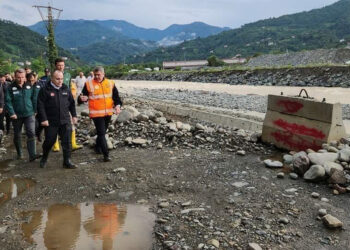 Artvin'de sel ve heyelanlarda kapanan köy yolları ulaşıma açıldı