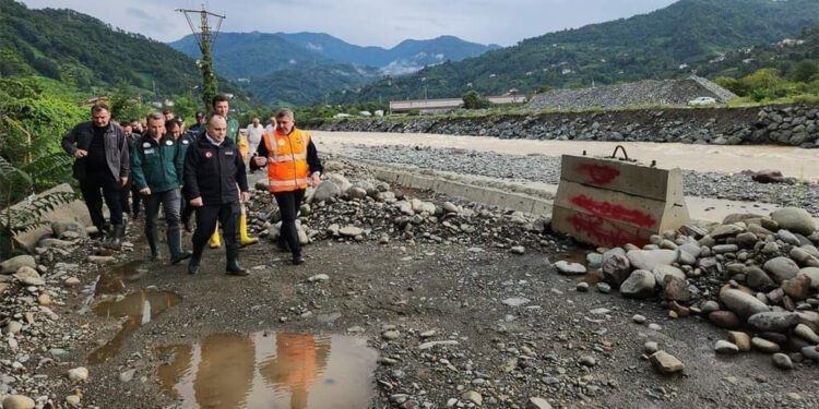 Artvin'de sel ve heyelanlarda kapanan köy yolları ulaşıma açıldı