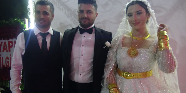 Aşiret düğününde geline 3 kilo altın takıldı