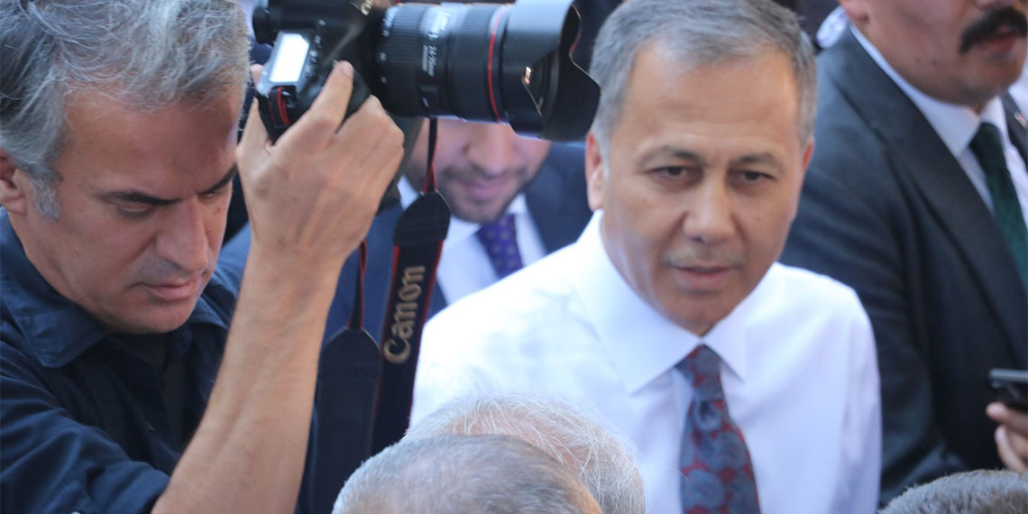 İçişleri Bakanı Ali Yerlikaya, Aydın Ticaret Borsası'nda düzenlenen Güvenlik Toplantısı'nın ardından açıklamalarda bulundu. Yerlikaya, "Göçmen kaçakçılığı organizatörlerine göz açtırmamakta kararlıyız. Türkiye genelinde 4 Haziran 2023'ten bu yana tutuklamada 5 bin 900'a ulaştık" dedi.