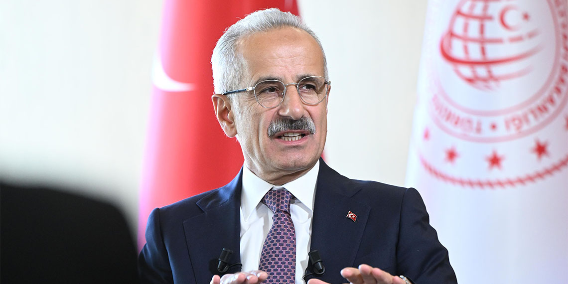 Ulaştırma ve Altyapı Bakanı Abdulkadir Uraloğlu, Rize-Artvin Havalimanı'nda yüzde 89 oranında doluluk oranına ulaşıldığını belirterek, "Rize-Antalya seferleri gündemimizde, ekim ayı başında hava yolu şirketleriyle bir araya geleceğiz. Rize-Artvin Havalimanı'nda 15 bin 954 uçak trafiği gerçekleşti, 2 milyon 400 bine yakın yolcu seyahat etti" dedi.