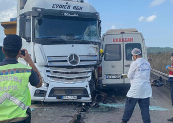 Adana'da TIR ile servis minibüsü çarpıştı; 4 ölü, 6 yaralı