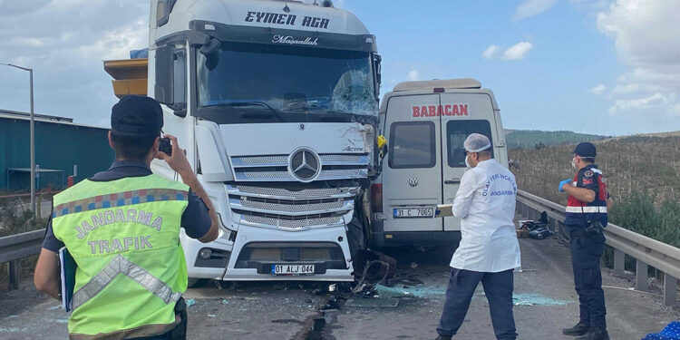 Adana'da TIR ile servis minibüsü çarpıştı; 4 ölü, 6 yaralı