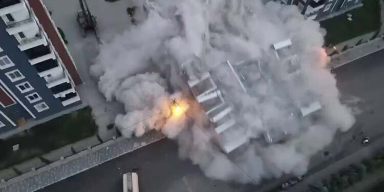 Adıyaman'da 11 katlı binanın yıkımı dron kamerasında