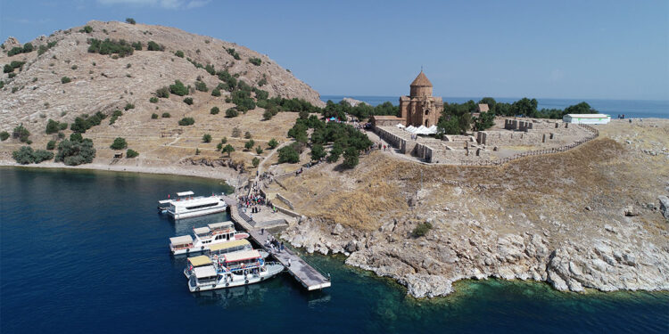 Akdamar Kilisesi'nde 12'nci ayin