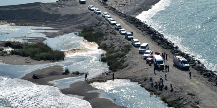 Alabora olan tekneden düşerek kaybolan balıkçı aranıyor