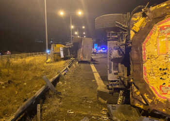 Ankara'da Çevre Yolunda TIR devrildi, trafik yoğunluğu oluştu