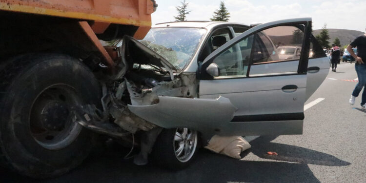 Ankara'da otomobil hafriyat kamyonuna çarptı: 2'si ağır, 5 yaralı