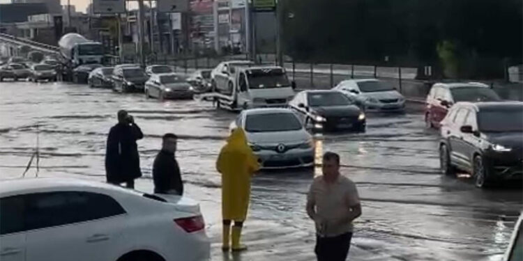 Ankara'da sağanak ve dolu yağışı; iş yerlerini su bastı