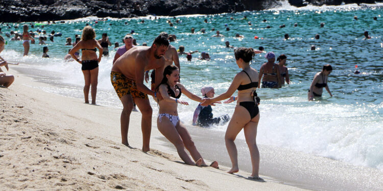 Antalya'da tatilcilerin deniz keyfi