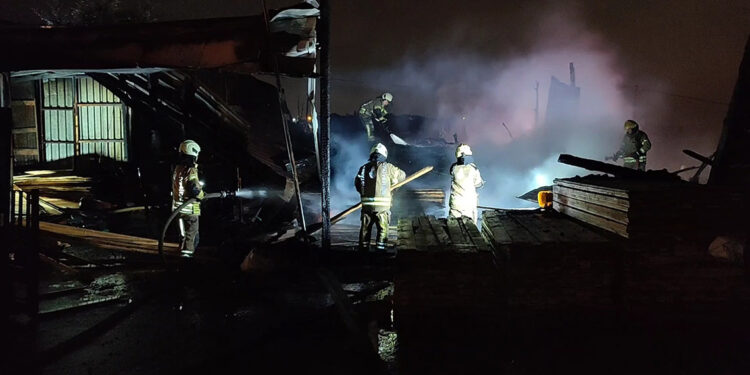 Arnavutköy'de ahşap atölyesinde yangın: 1 ölü