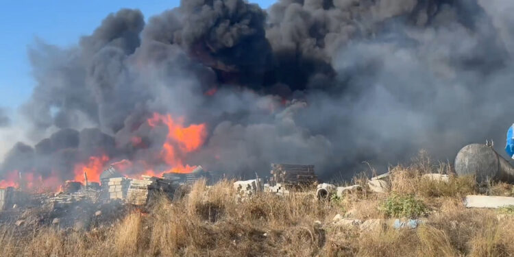 Arnavutköy'de belediyeye ait depoda çıkan yangın söndürüldü
