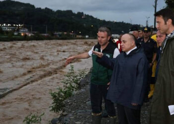 Artvin'de kuvvetli yağış ardından taşkın ve heyelan; 32 köy yolu kapandı