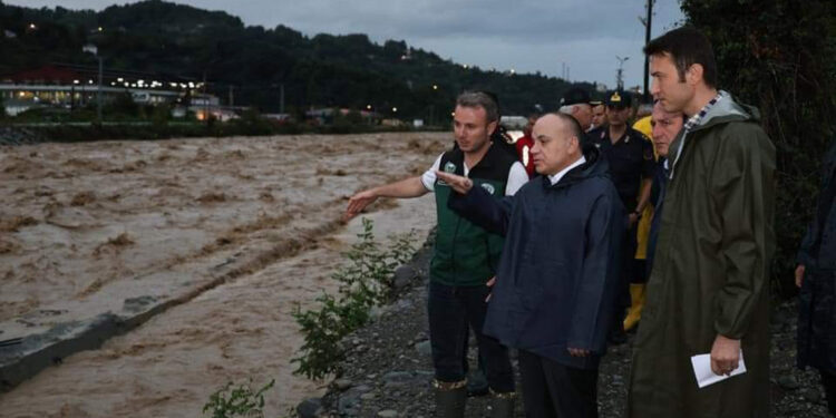Artvin'de kuvvetli yağış ardından taşkın ve heyelan; 32 köy yolu kapandı