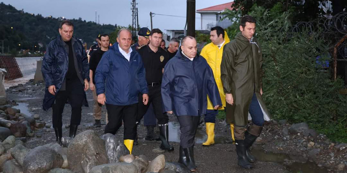 Artvin'de kuvvetli yağış ardından taşkın ve heyelan; 32 köy yolu kapandı