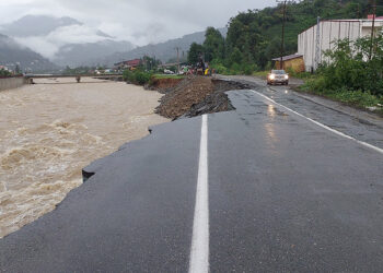 Artvin'de taşkın ve heyelanlara neden olan yağışta yol çöktü