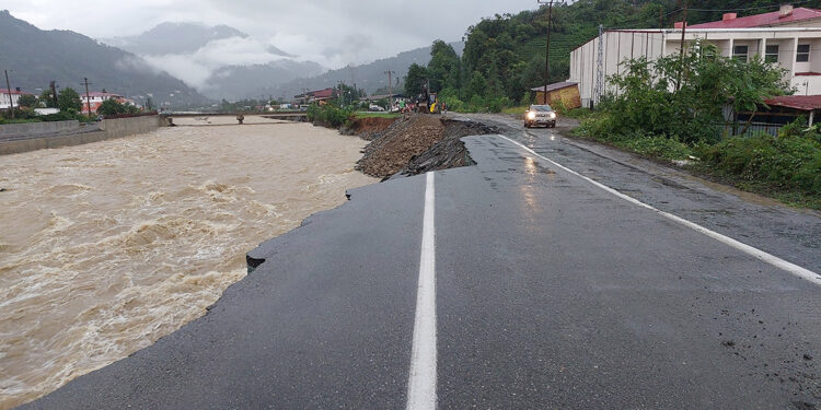 Artvin'de taşkın ve heyelanlara neden olan yağışta yol çöktü