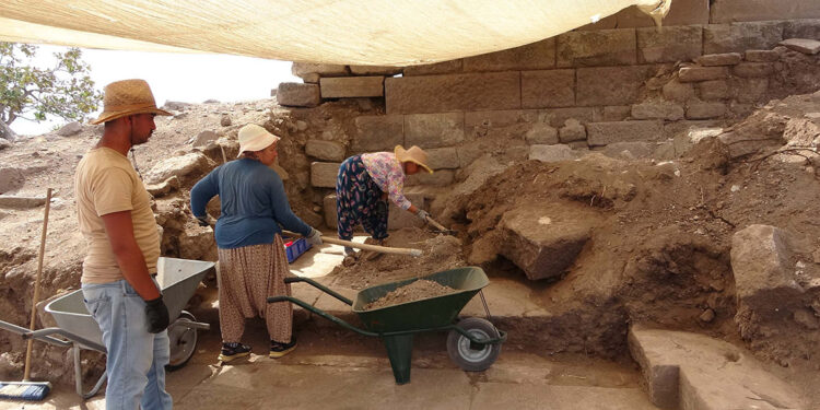 Assos Antik Kenti'ndeki çalışmalarda tarihi yapılar ortaya çıkarılıyor