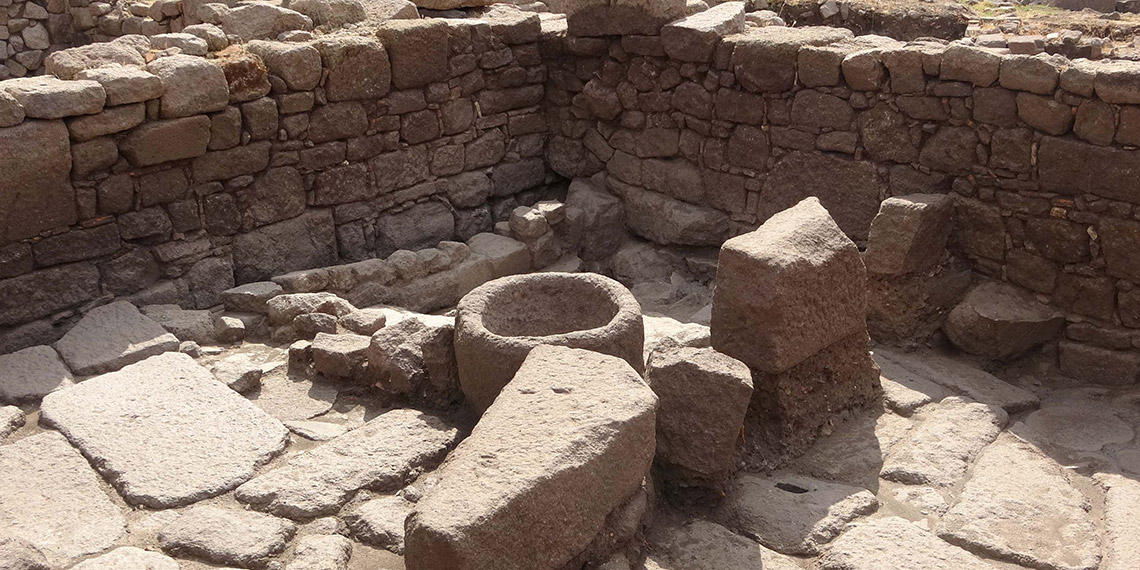 Assos Antik Kenti'ndeki çalışmalarda tarihi yapılar ortaya çıkarılıyor