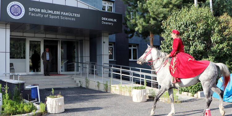 Atlı okçuluk tezini, atıyla götürüp teslim etti