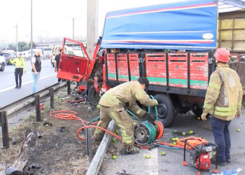 Avcılar TEM Otoyolunda yön tabelasına çarpan kamyonetin motoru fırladı
