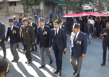 Avcılar'da gazilerden Türk bayraklı yürüyüş