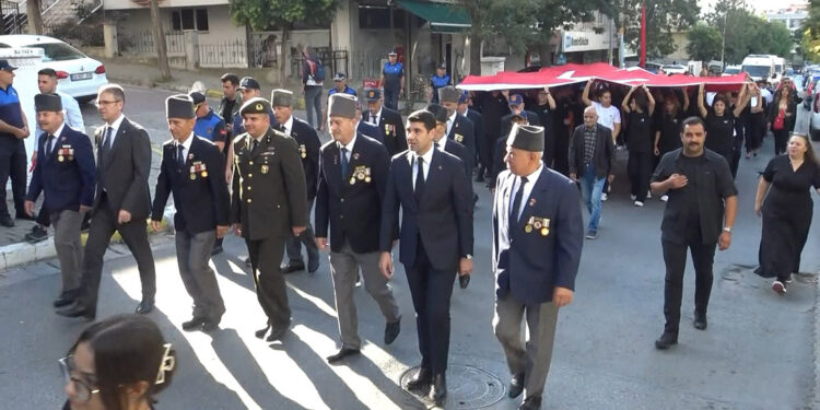 Avcılar'da gazilerden Türk bayraklı yürüyüş