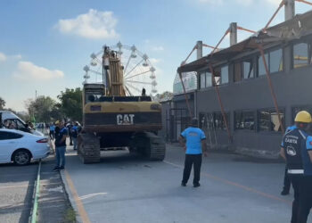 Avcılar'daki lunaparkın kaçak kısımları yıkılıyor