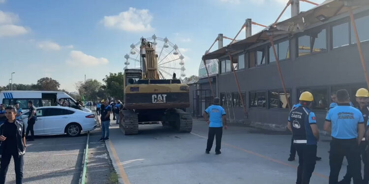 Avcılar'daki lunaparkın kaçak kısımları yıkılıyor