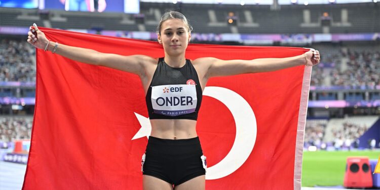 Aysel Önder'den tarihi başarı