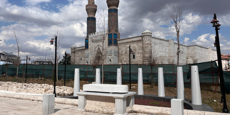 Aziz Vlas'ın kayıp mezarı olarak biliniyordu; 'Göz Evliyası' olarak tescillendi