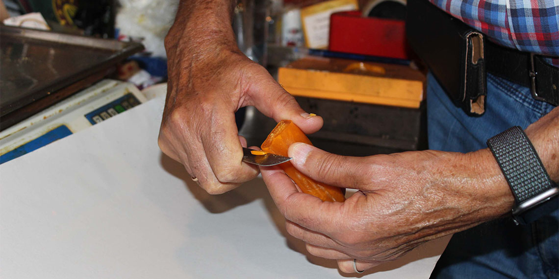 Tarihi Kemeraltı Çarşısı'nda bulunan Abacıoğlu Hanı'nda baba yadigarı dükkanda unutulmaya yüz tutmuş yemek mirasını yaşatıyor.