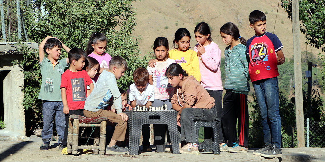 Bahçesaray'da satranç, kuşaktan kuşağa aktarılıyor. Özellikle erkeklerin uzun geçen kış aylarında kahvehanelerde ve evlerde oynadığı satrancı büyüklerinden gören çocuklar da bu oyuna ilgi duyuyor. 
