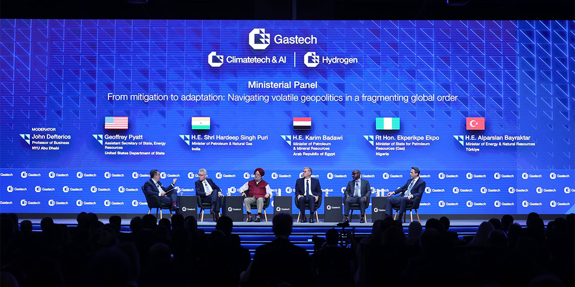 Enerji ve Tabii Kaynaklar Bakanı Alparslan Bayraktar, ABD'de düzenlenen Gastech 2024’te konuştu. Bayraktar, "2035'te yenilenebilir enerji kurulu gücümüzü rüzgar ve güneşte 100 gigavata çıkarmak istiyoruz. Şu anda 30 gigavat, neredeyse 2,5 kat artacak" dedi.