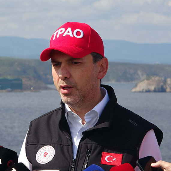 Enerji ve Tabii Kaynaklar Bakanı Alparslan Bayraktar, "Karadeniz'deki Sakarya Gaz Sahası'nda şu andaki üretimimizi 2'ye katlayacak. Şu andaki ilk fazda 10 milyon metreküp olacak" dedi.